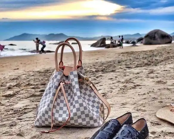 唐嫣背着lv老花sperone双肩包出行显女神气质