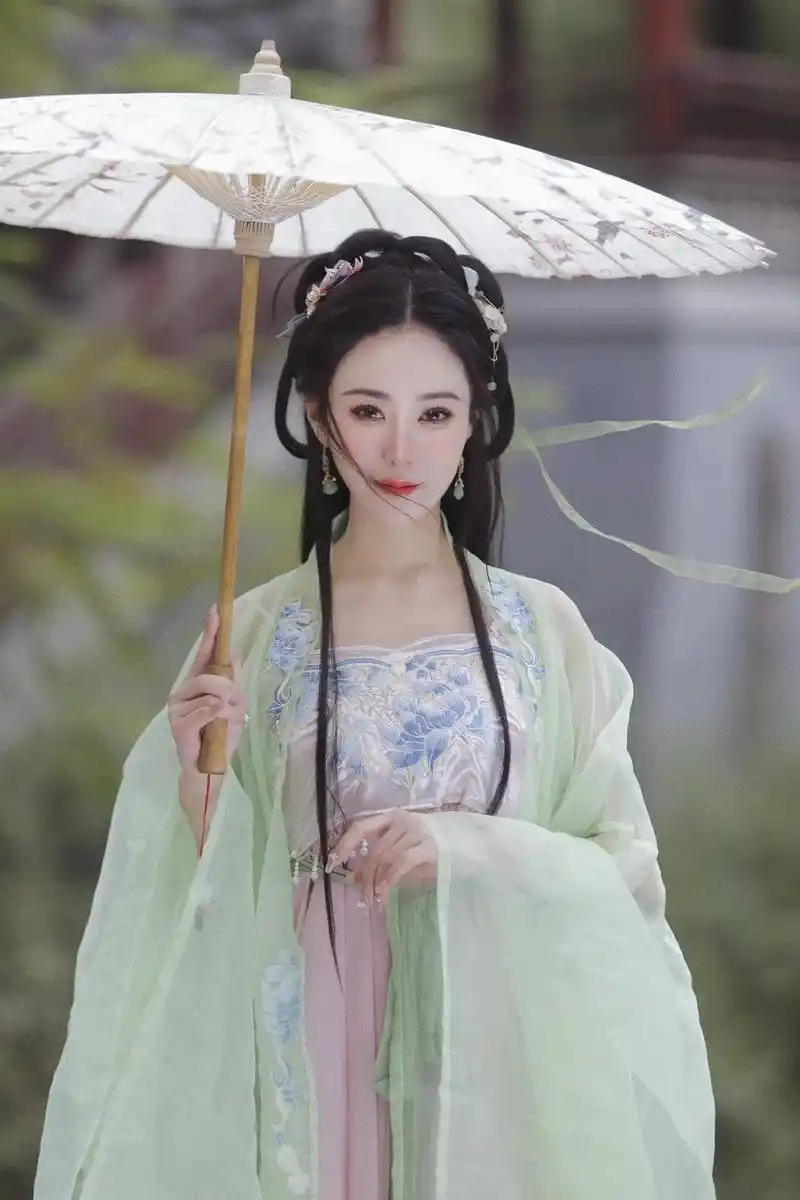 谁说一袭白衣才能仙气飘飘#国风合伙人 #国风 #古风 - 抖音