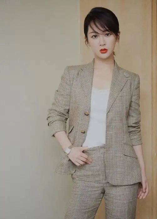 杨紫热播剧收官穿连身西装为新片路演又酷又媚比佟年更能撩亲爱的热爱