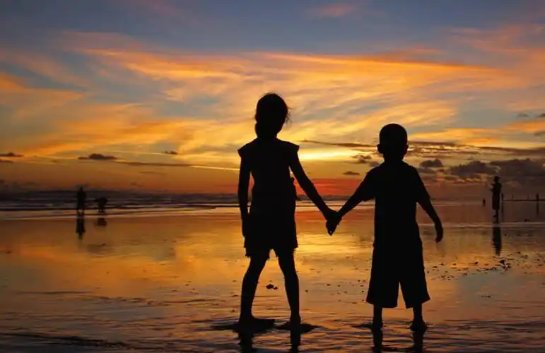 儿童,两个人,站,横图,室外,白天,友谊,纯洁,海洋,日落,印度尼西亚