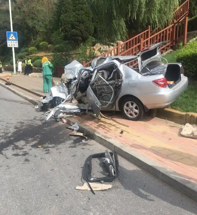 恐怖大连旅顺发生惨烈车祸事故轿车近乎解体