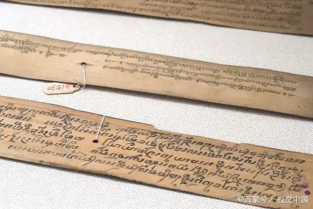 而寺庙僧众则会将古印度历史文明记录在《贝叶经》里.