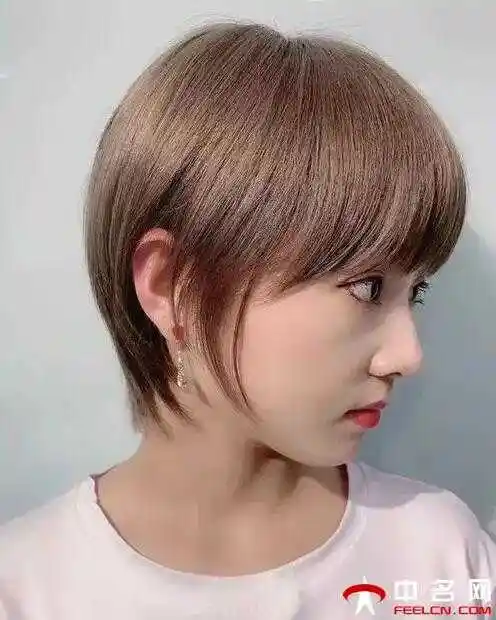 耳边的短发是超短发中女性化的发型,这个发型师在bob上,立体地薄一点