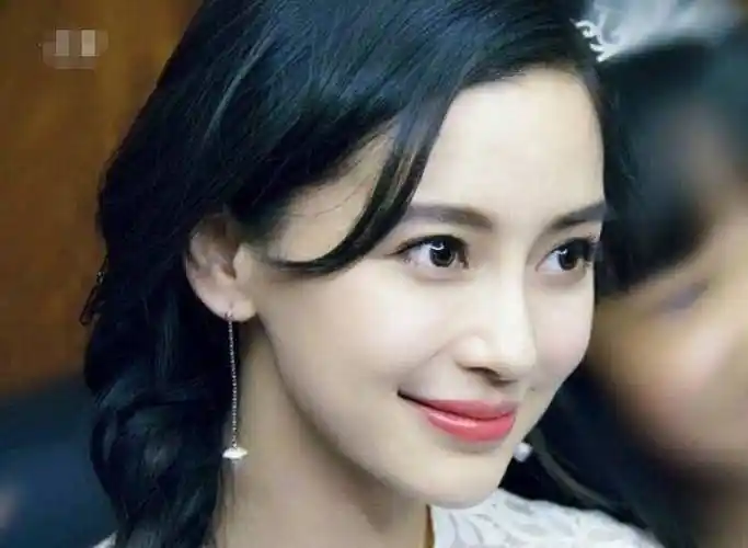 杨颖早年出道照片曝光,完美诠释了"曾经是土妞,如今美成仙"!