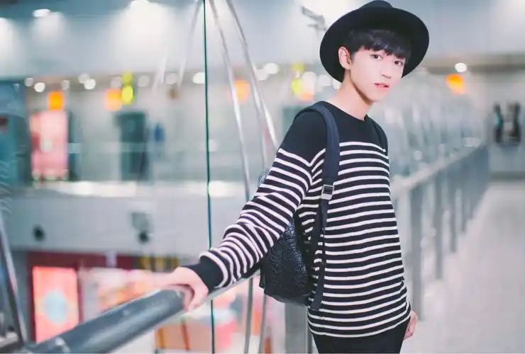 王俊凯首次机场街拍 凤凰时尚2016.10.7 - 堆糖,美图壁纸兴趣社区