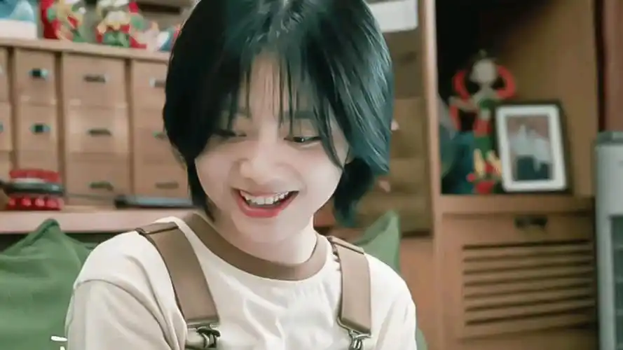 黄绮珊说谭松韵是自己的小女儿 短发,很是给你.