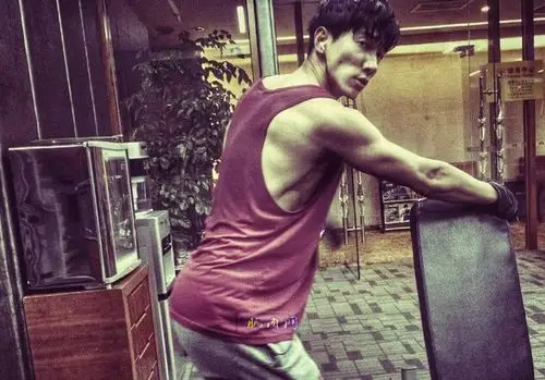 张亮晒健身肌肉照