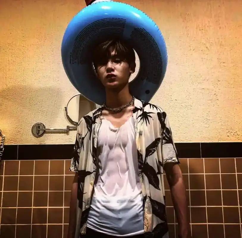 早期妙妙的腹肌啊啊啊啊啊!#justin黄明昊 #考古 #腹 - 抖音