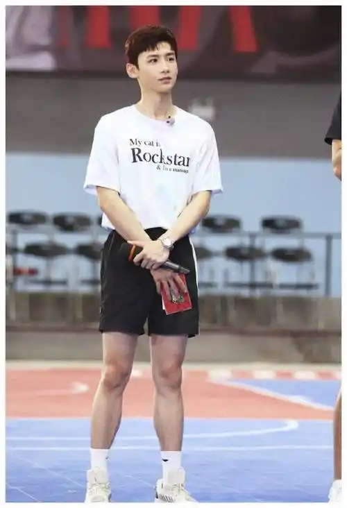 明侦最新路透白敬亭染了个新发色这回真的是撕漫男了