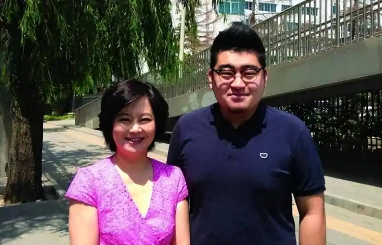 鞠萍:风光的背后有泪水,被前夫伤透了心,如今儿子是她的骄傲_少儿