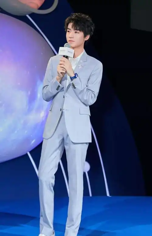 跟上面的造型相比,虽然都是蓝色的衣服,但这一身王俊凯明显给人的感觉