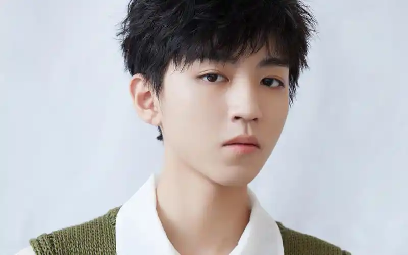 王俊凯清爽帅气图片桌面壁纸