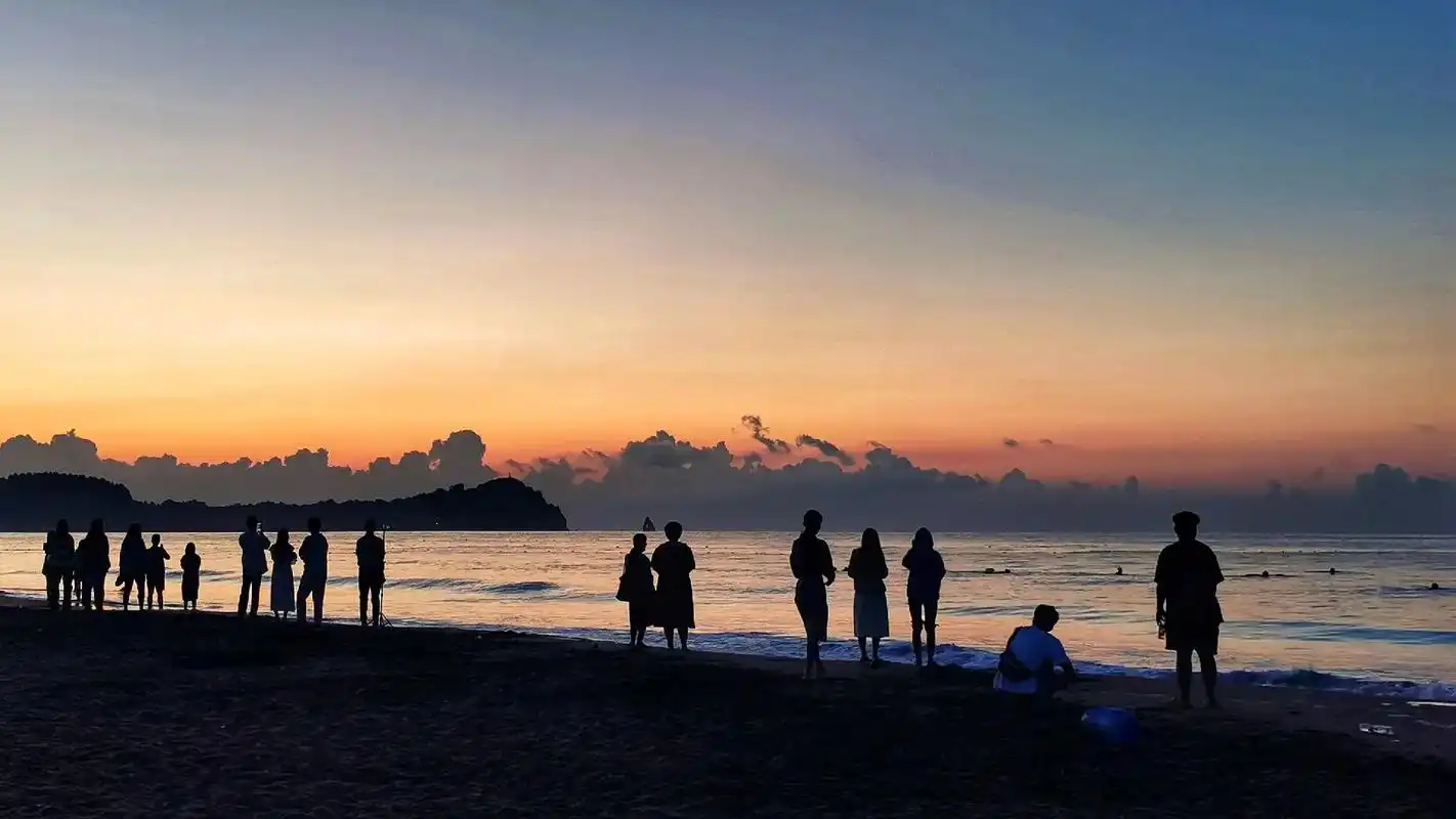石老人海上日出】说石老人海滩是青岛看日出的最佳地点应 - 抖音