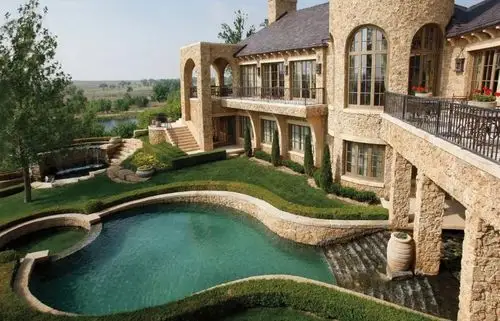 单临湖的这幢别墅,建筑面积就有1万1千5百平方英尺.