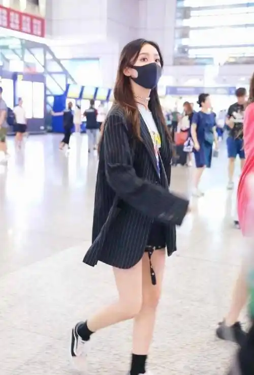 林允宋祖儿闺蜜装,辣妈张嘉倪最少女_孟美岐_黑色_紧身