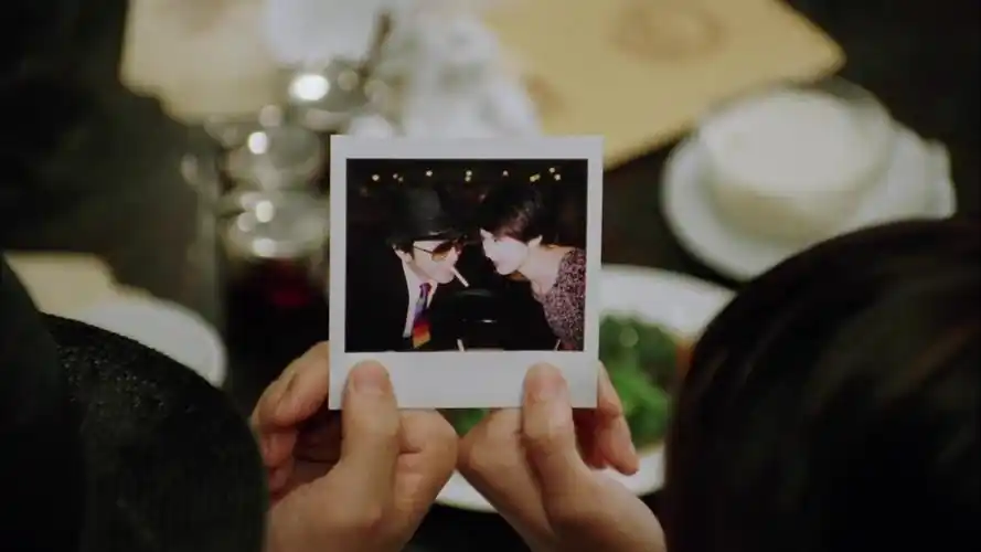 电影《国产凌凌漆》里面周星驰和袁咏仪吃饭的时候被一位艺术家偷拍的