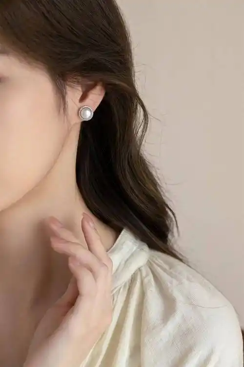 7mm精选大尺寸的淡水珍珠搭配五颗锆石环绕,像散开的裙摆,优雅自信