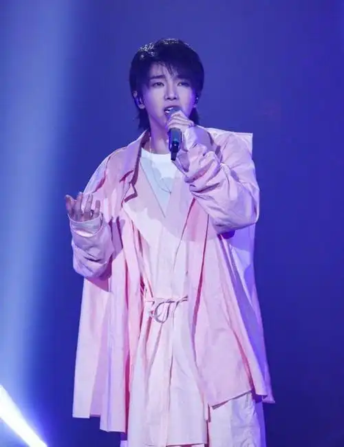 团体首度来袭,网友:就这阵容,关起门来自己看吧|王源|张远|鞠婧祎