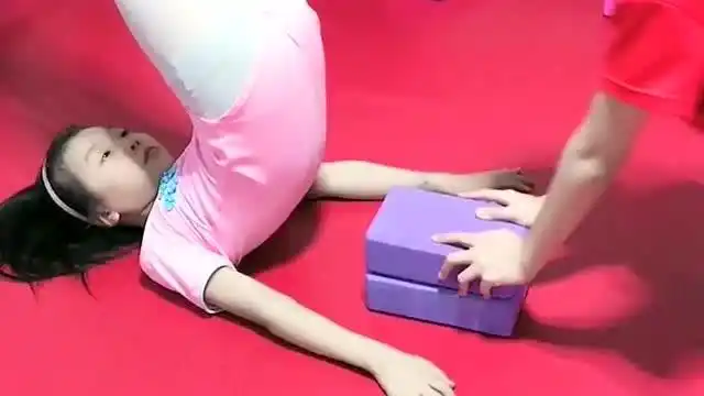 小姑娘练习舞蹈基本功劈叉疼得哇哇大哭哭完继续练