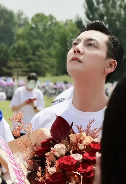 陈伟霆领衔主演的新剧《许我耀眼》开机啦!