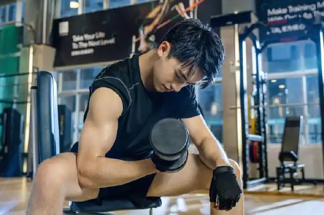 今天宣布定档,于克南@许魏洲zz最新一组剧照曝光,黑色球衣凸显肌肉