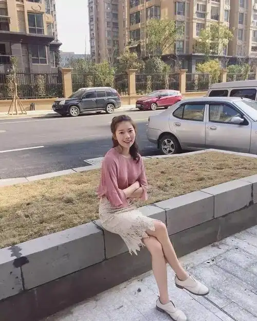 此妹纸身高162,是不是感觉腿超长,主要是衬衫塞到裤子里面的这种穿搭