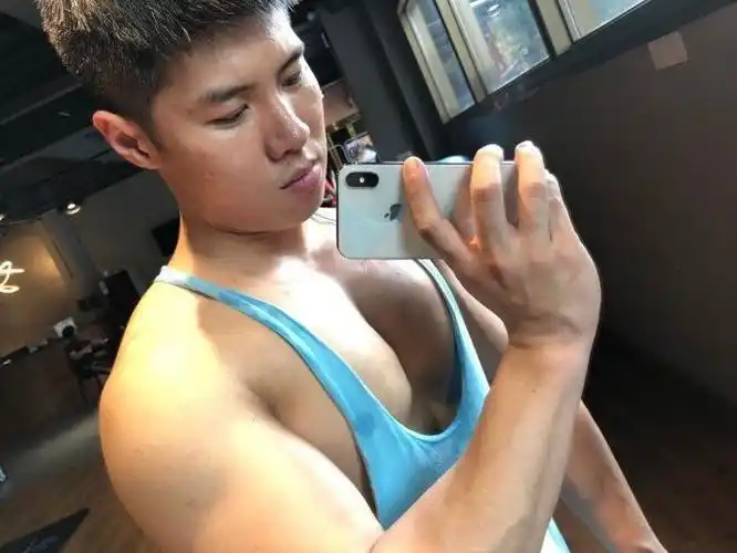 练就傲人胸肌仿佛冲破背心这个肌肉型男身材好到炸裂