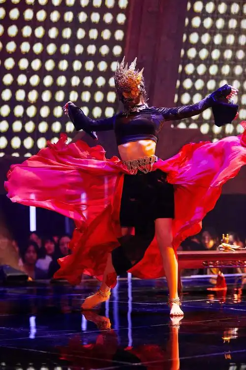 孟美岐||《蒙面舞王》第四期 女王不戴冠 舞台图3