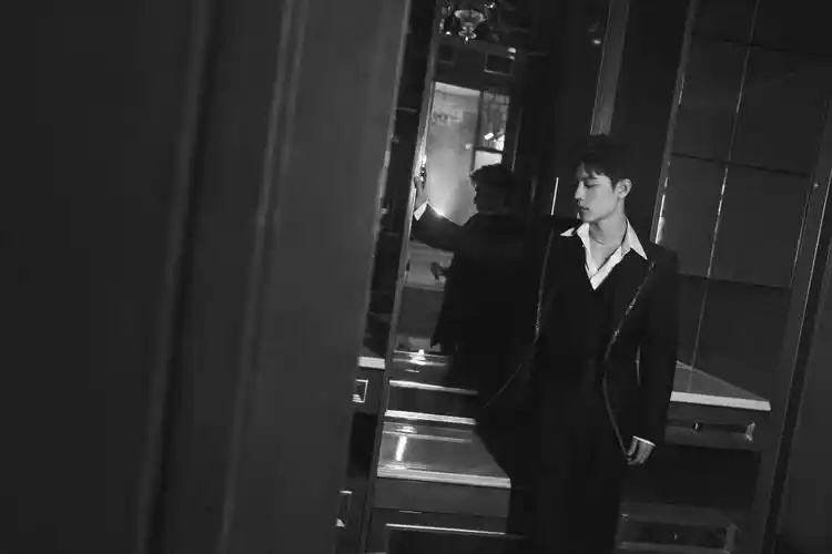 肖战黑西装光影大片好贵一男的