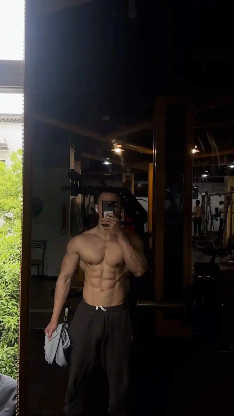 看不惯就诋毁,没必要划走.#腹肌#八块腹肌 - 抖音