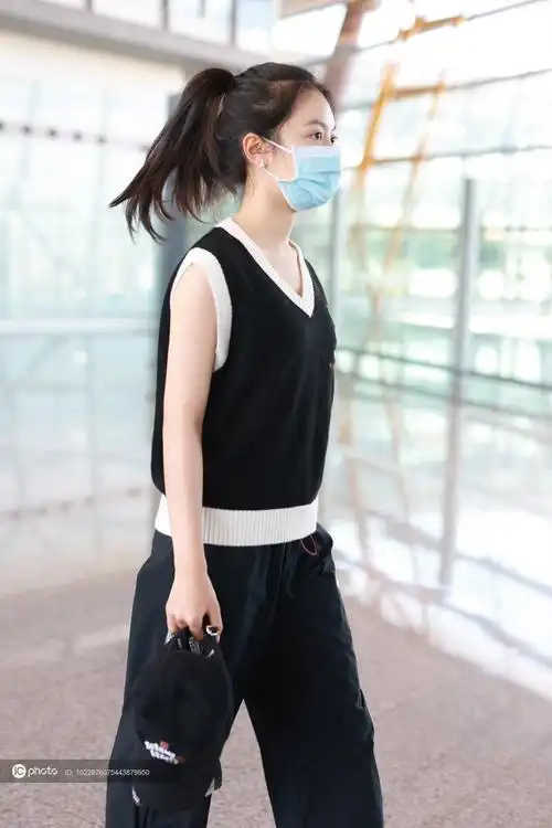 街拍赵今麦针织背心nike运动裤马丁靴青春学院风