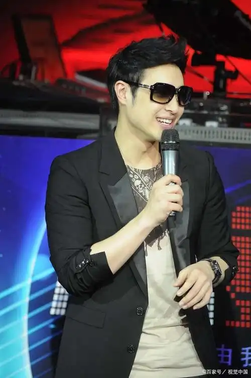 华语乐坛流行歌手潘玮柏登上娱乐头条引来热议