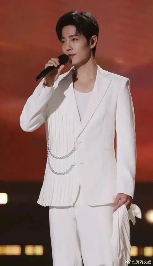 肖战白色拖尾西装##肖战网络视听盛典彩排图