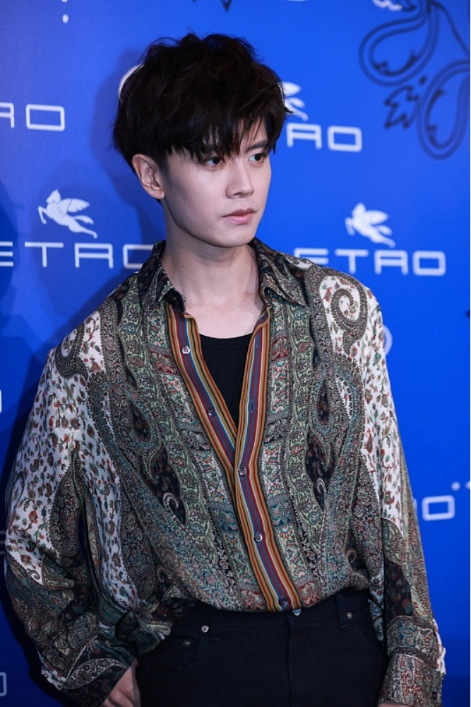 奶爸任嘉伦的颜值真高怼脸拍都没在怕的穿花衬衫雅痞十足