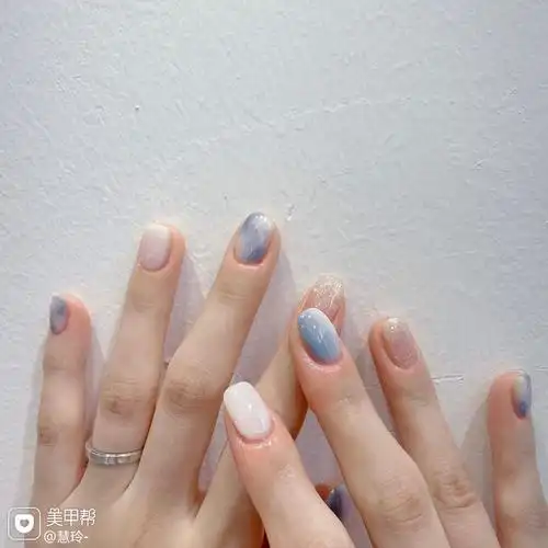 渐变晕染蓝色美甲图片