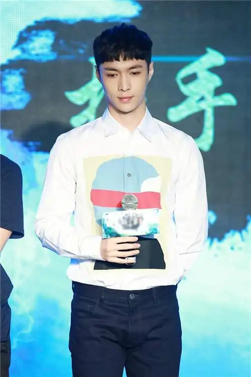 张艺兴百变造型hold住锅盖头 网友:颜王同款