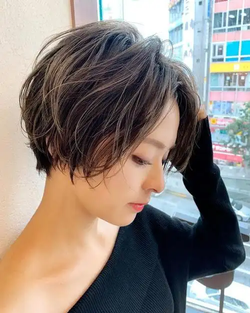 蓬松的层次短发,对于个子不算太高的姐妹也是特别的友好,整个发型重心