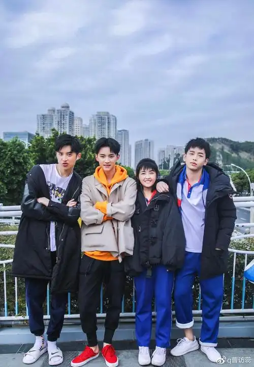 彭昱畅和好友张子枫张艺兴王大陆的亲密合照