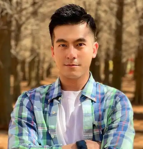 这款男士的露额发型,先把两边的头发全部修剪干净,额头的头发往上撩起