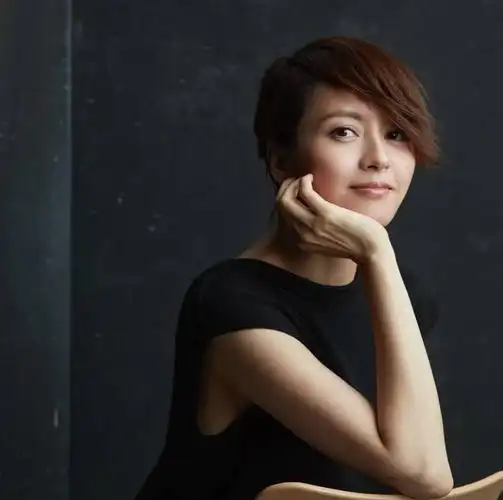 昔日唱高妹的女神gigi梁咏琪如今竟变成炫娃狂魔