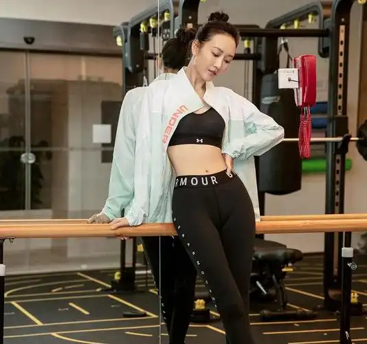 王鸥在健身房拍大片穿露脐背心搭配健美裤双手叉腰略显大气
