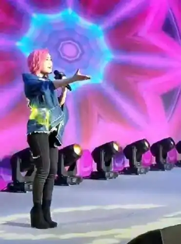 庄心妍身穿露肩装出席活动,歌声一如既往甜美,人却丰腴了不少