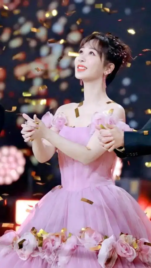 杨紫新造型惊艳全场粉丝直呼恋爱了被赞誉为最美代言人