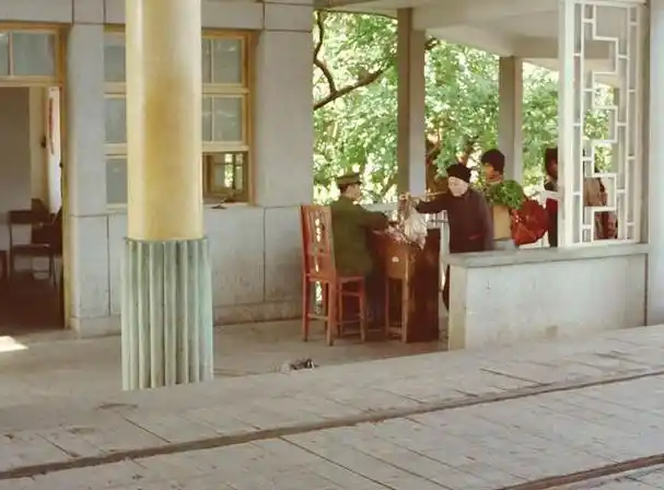 "你敢打老公?你太过分了!"小明气愤地说.