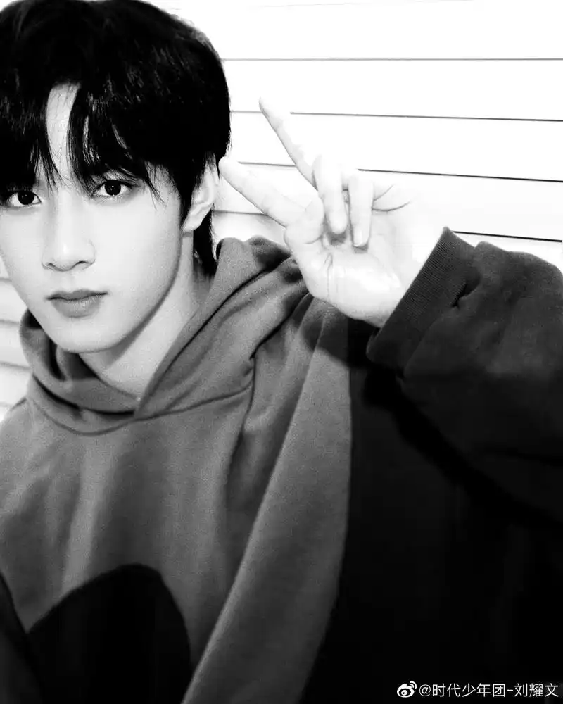 刘耀文台风成熟霸气