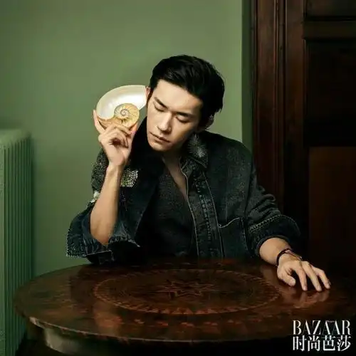 易烊千玺深v背头#是即将24岁的易烊千玺好凌厉的帅大背头配深v别太戳