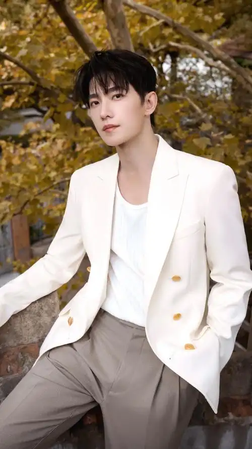 杨洋金扣西装##杨洋瓦房落叶氛围感