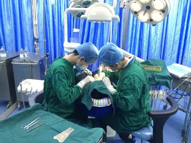 图片说明: 种牙手术进行中