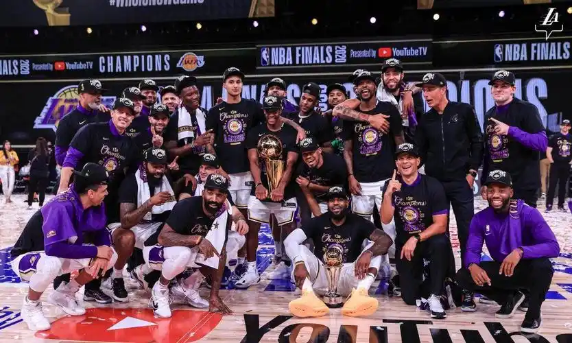 总决赛回顾:湖人全队合照,詹姆斯竖4指,隆多手捧冠军奖杯!__财经头条