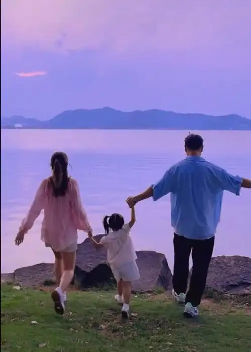 tvb视帝陈展鹏与妻女看海景一家三口手牵手背影合照很有爱